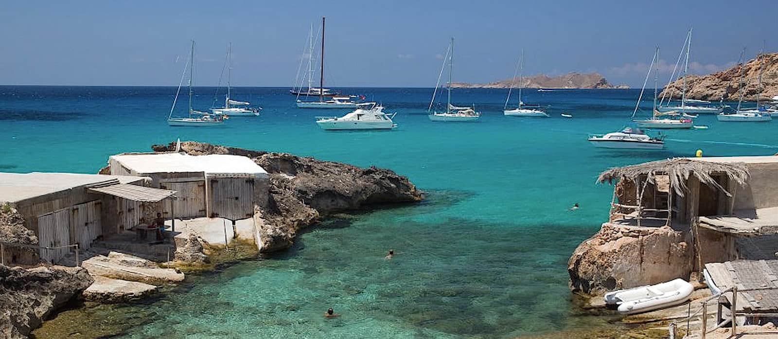 Excursion de un día en catamaran en Ibiza, cala de Tarida