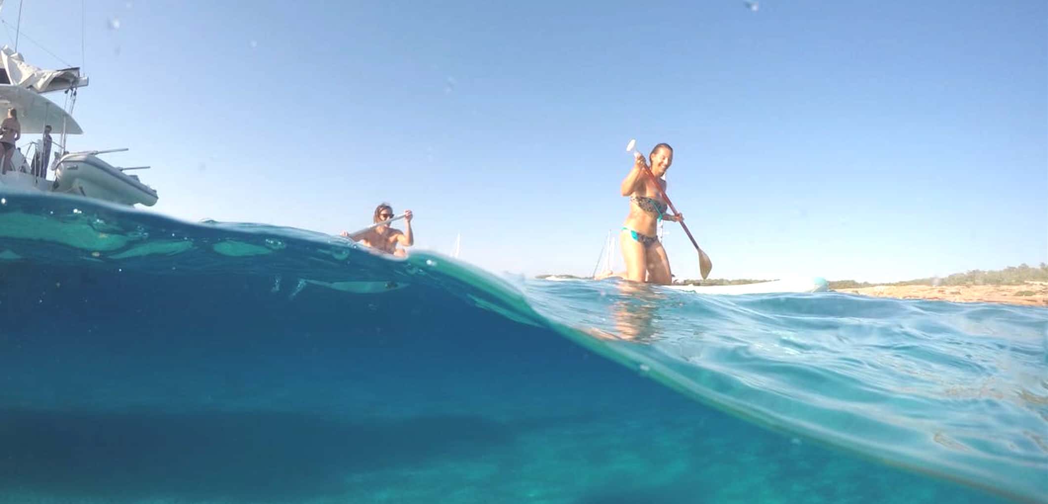alquiler catamaran Ibiza y Formentera, chica en paddle surf