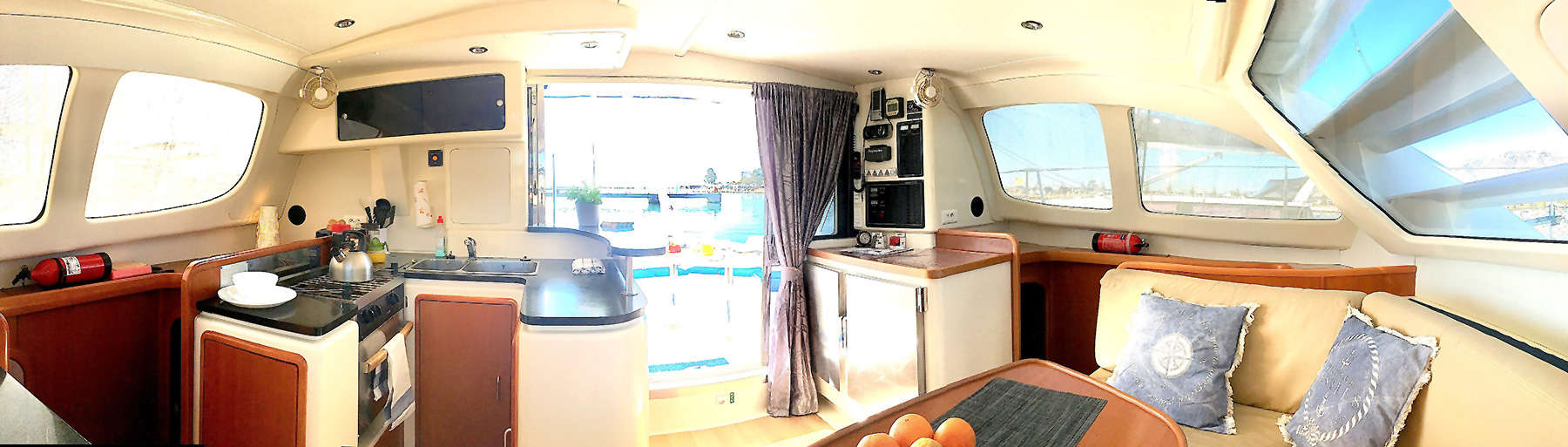 Excursión en catamaran en Ibiza, salón interior de nuestro catamaran en Ibiza