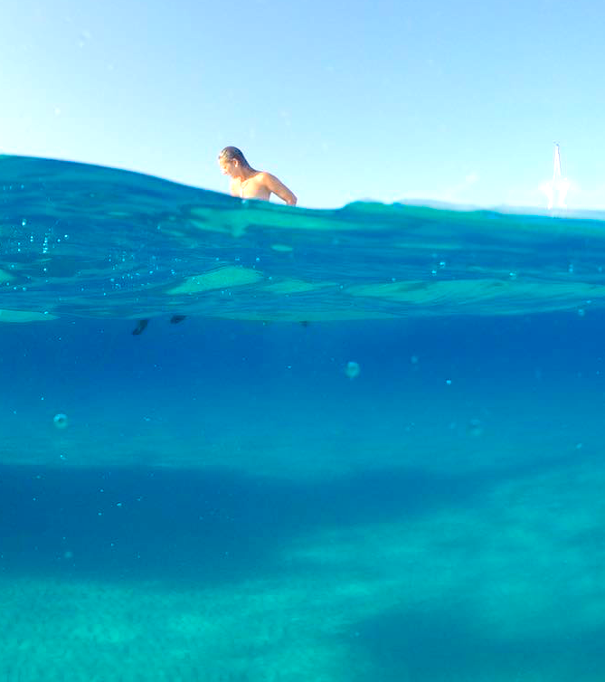 Alquiler catamaran Formentera, chica en aguas cristalinas