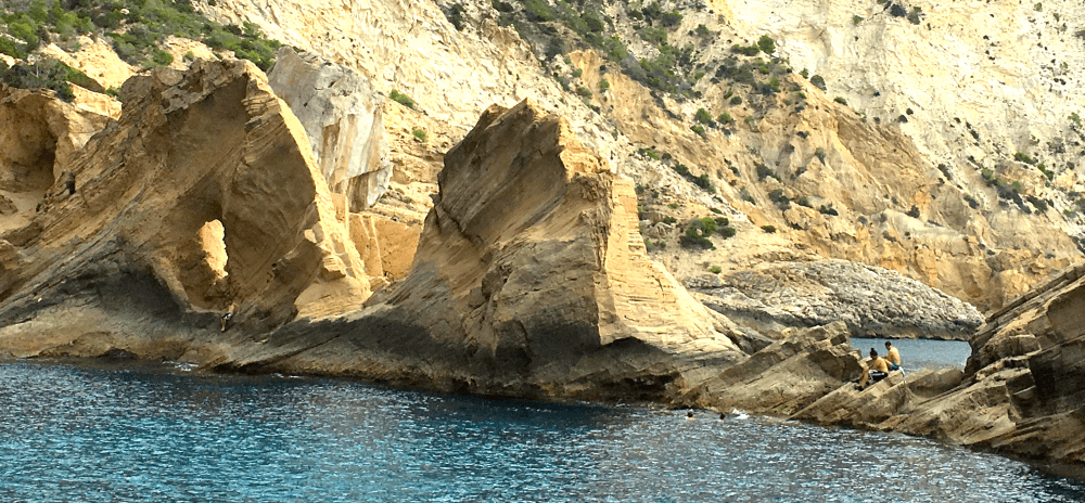 Alquilar catamaran en Ibiza para un día, la cala de Atlantis