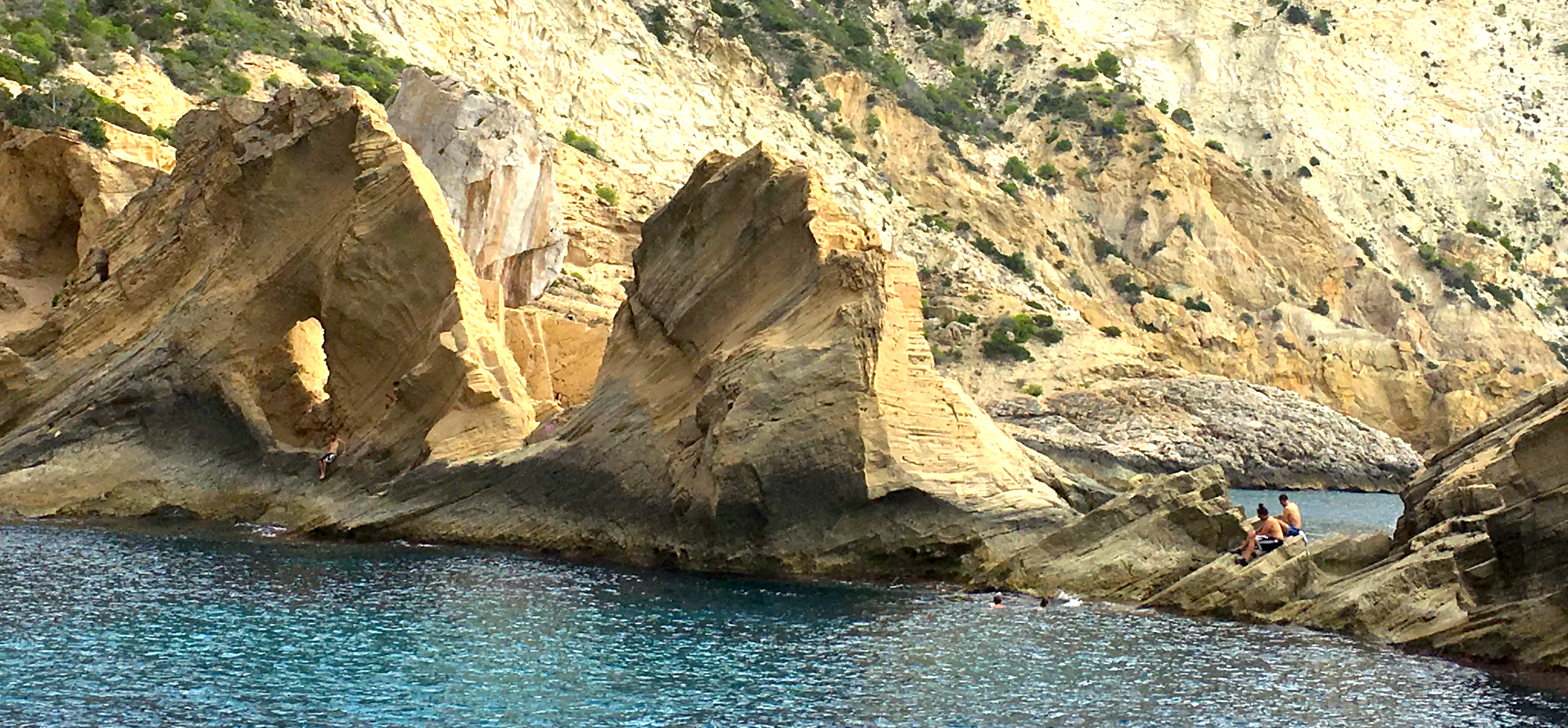 excursión en catamaran de un día en Ibiza. Cala de Atlantis