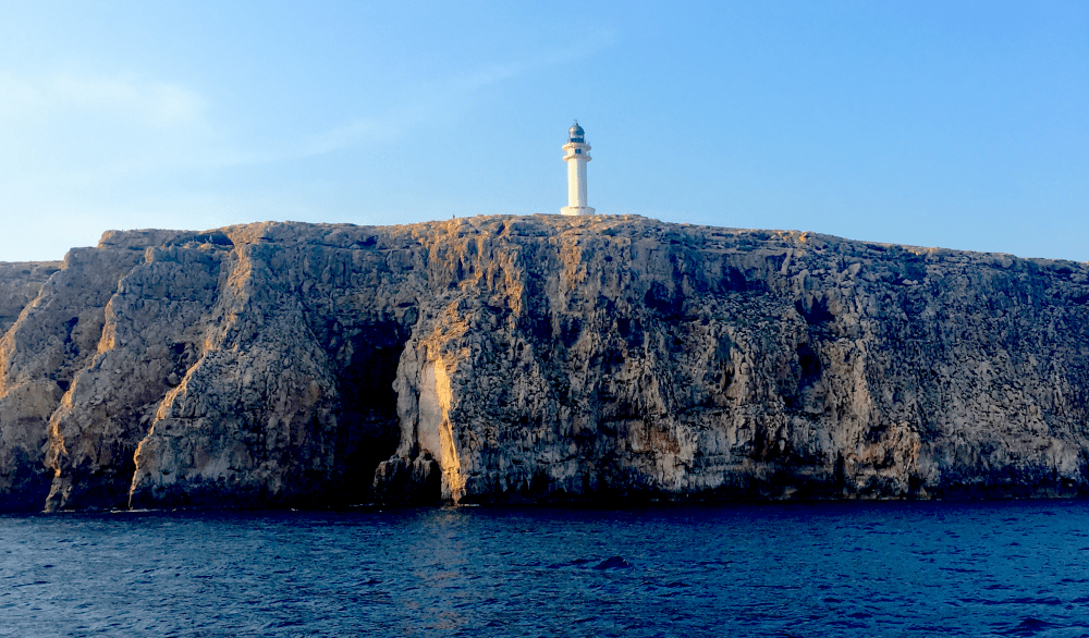 Location catamaran à Ibiza - Falaise avec le phare du Cap de Barbarie.