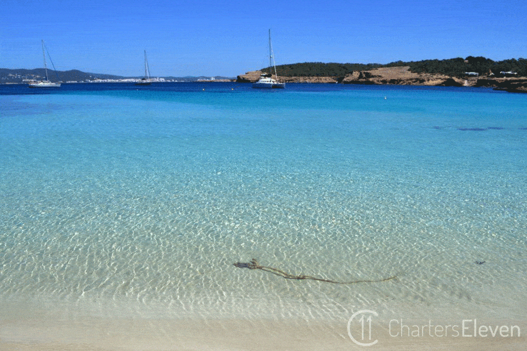 Cosas que hacer en Ibiza - una cala de aguas cristalinas