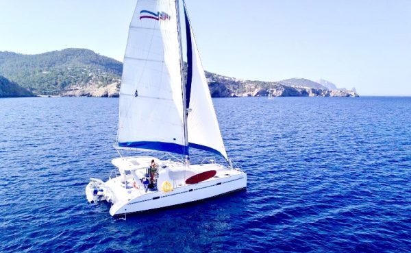 Belén skipper de catamaran a Ibiza á la barre de Geronimo