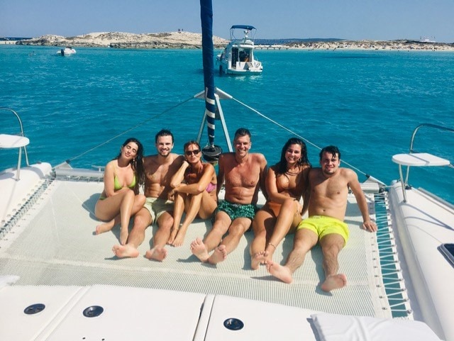 Location catamaran pour famille à Ibiza, famille sur le filet de notre catamaran a Ibiza 