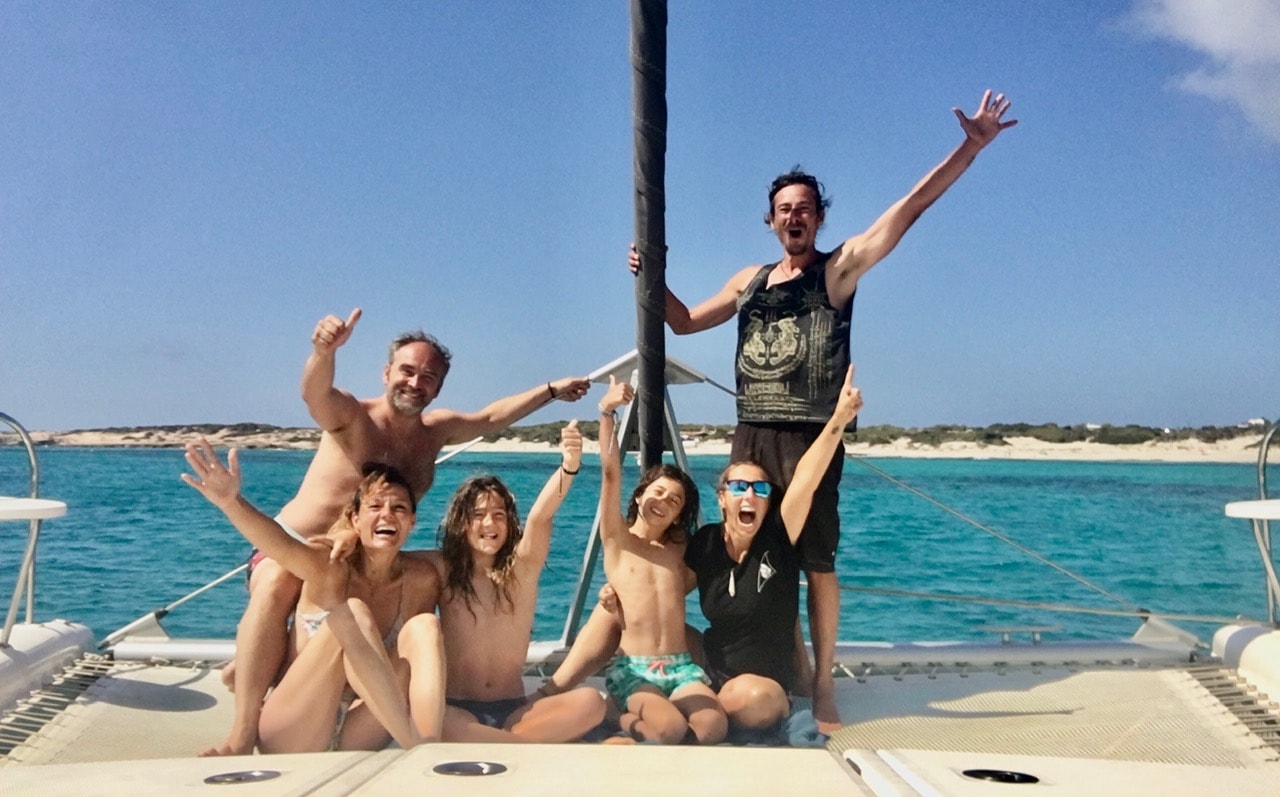 Alquiler barco Ibiza. La tripulación posando feliz con una familia que pasó toda una semana a bord.