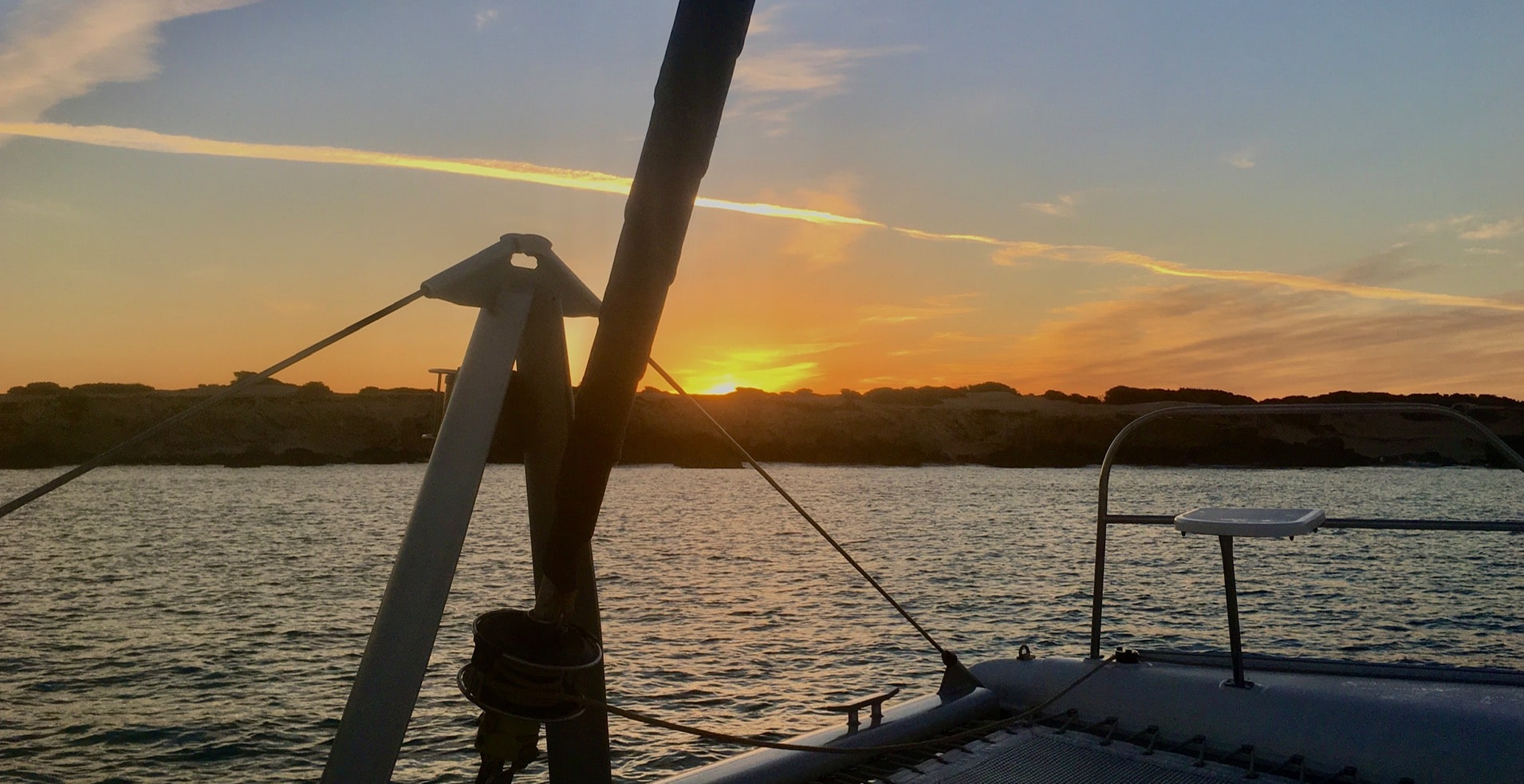 Alquiler catamarán Ibiza, puesta de sol en talamanca.