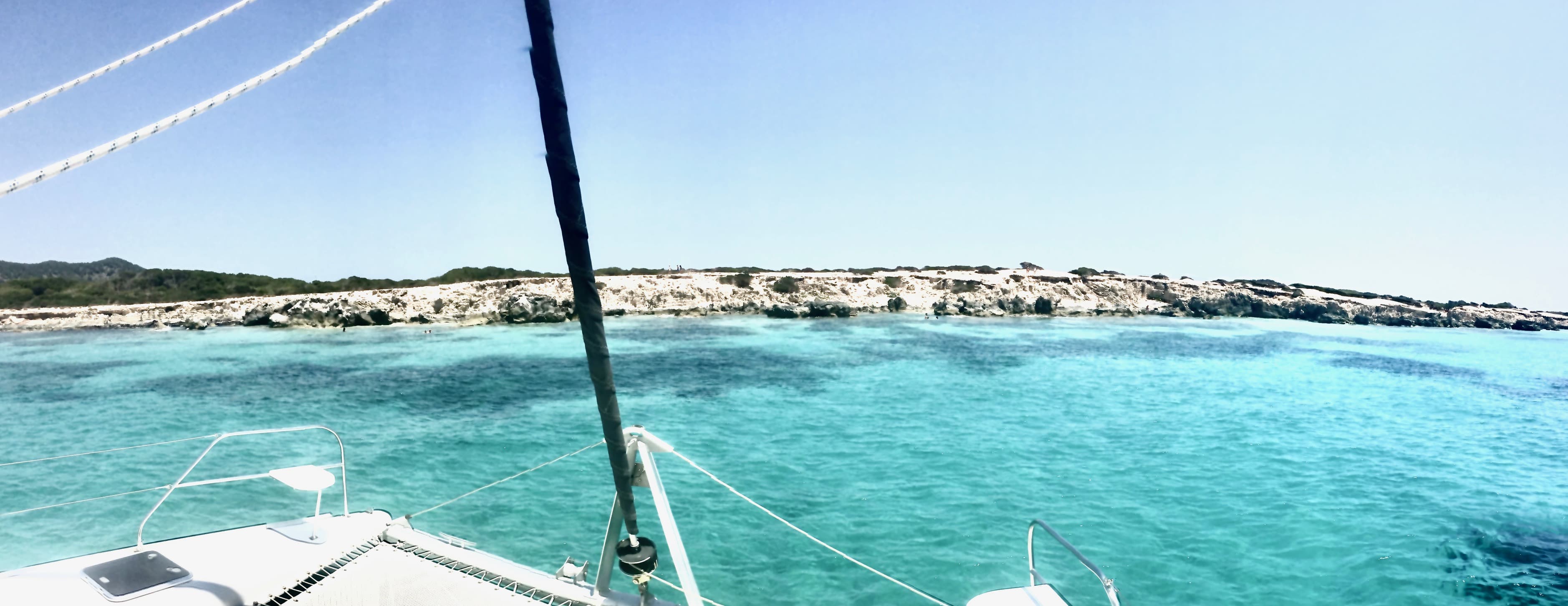 Alquiler catamarán medio día en Ibiza, calas de Salinas.