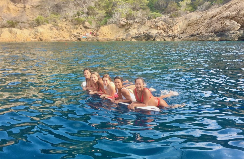Alquiler de catamaran en Ibiza. Chicas de despedida de soltera en nuestro paddle surf disponible en nuestro catamarán en Ibiza.