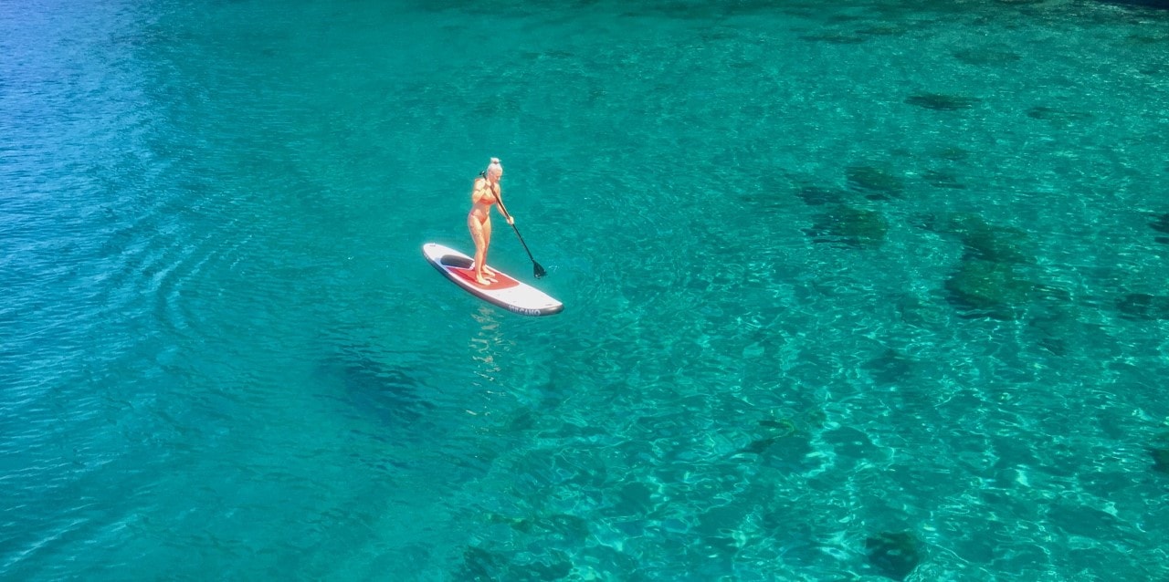 Excursión en catamaran en Ibiza, chica en paddle surf