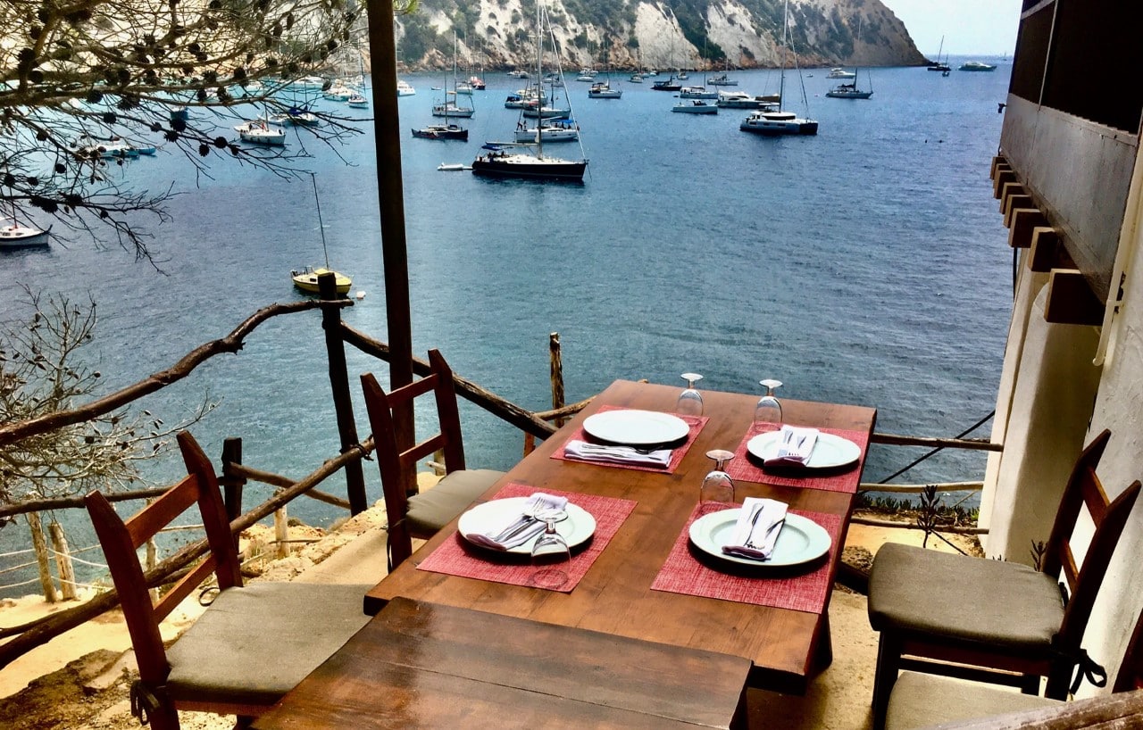Alquilar catamaran en Ibiza dia, restaurante Es Boldado