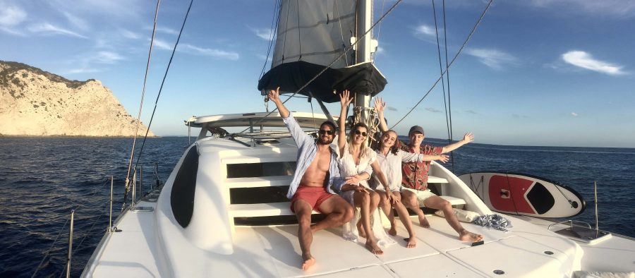 Catamarán Ibiza, grupo en proa saludando