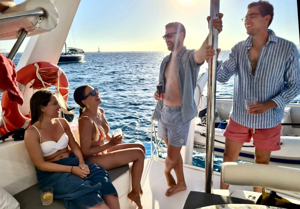 catamarán en Ibiza y Formentera. Grupo de amigos en la bañera del catamarán pasandoselo en grande