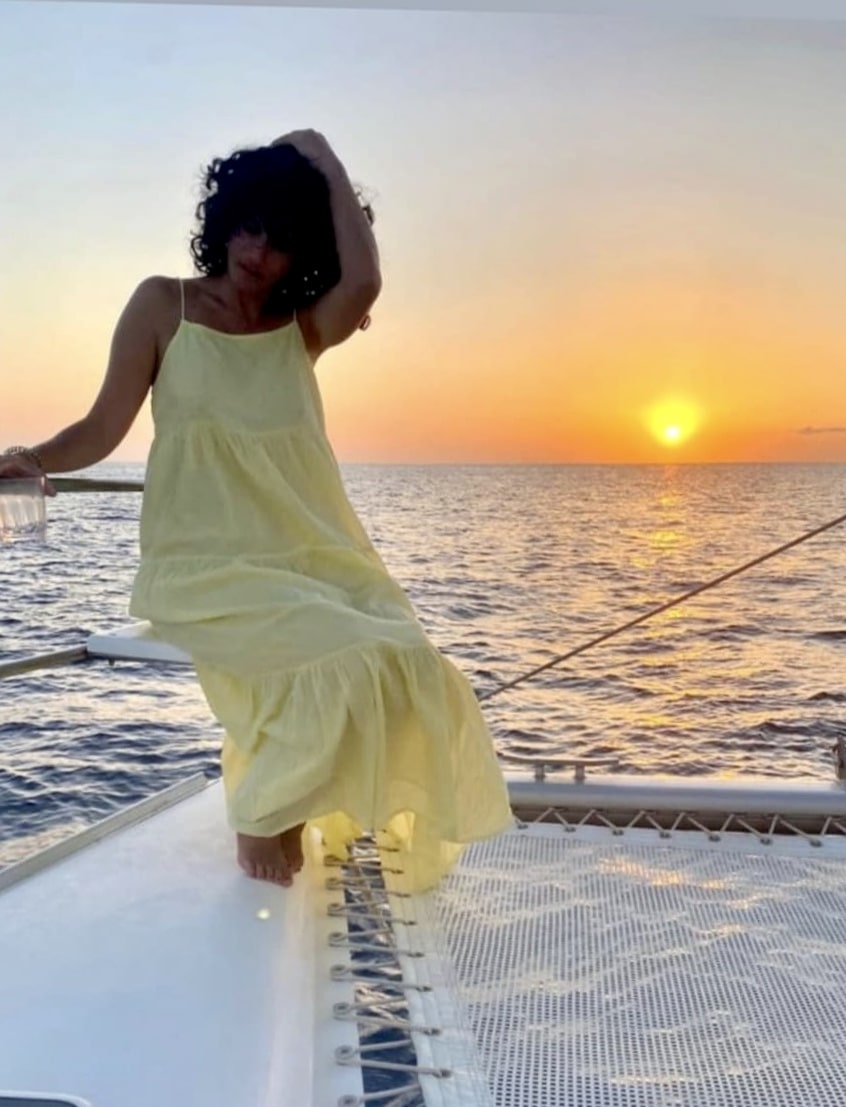 Catamaran coucher de soleil Ibiza, fille posant devant le coucher de soleil 