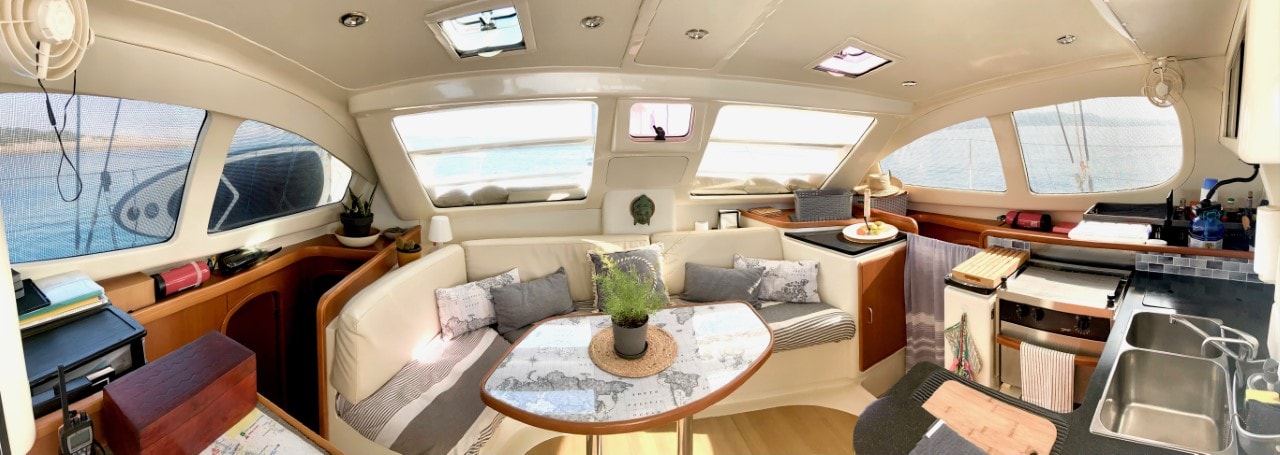Alquiler de catamaran Ibiza - salon interior del catamaran