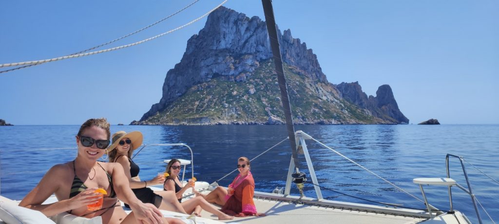 Catamarán privado Ibiza Formentera - chicas en proa del catamarán disfrutando de las imponentes vistas de Es Vedra