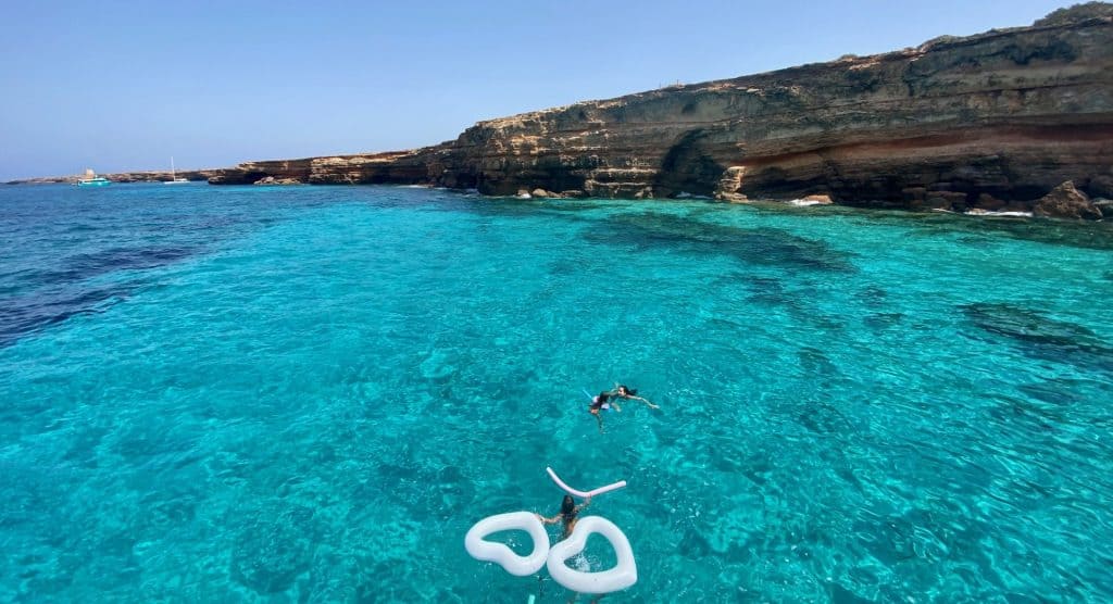 Catamaran day charter Formentera - people swimming in Formentera